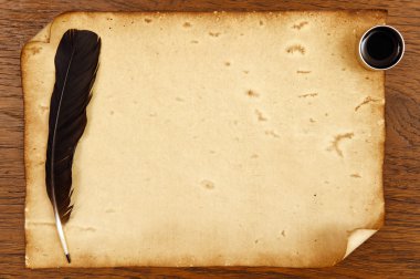 Eski kağıt üzerinde tüy ve mürekkep ile kahverengi ahşap doku