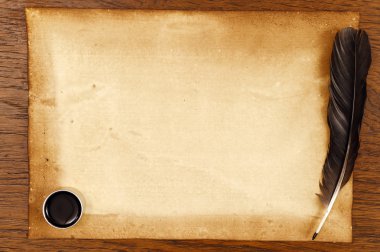 Eski kağıt üzerinde tüy ve mürekkep ile kahverengi ahşap doku