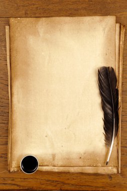 Eski kağıt üzerinde tüy ve mürekkep ile kahverengi ahşap doku