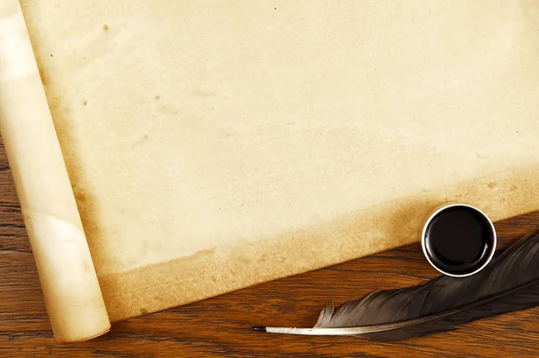 Παλιό χαρτί σε καφέ ξύλο υφή με φτερό και μελάνι — Φωτογραφία Αρχείου