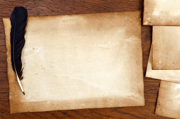 Papel viejo con pluma sobre textura de madera marrón — Foto de Stock