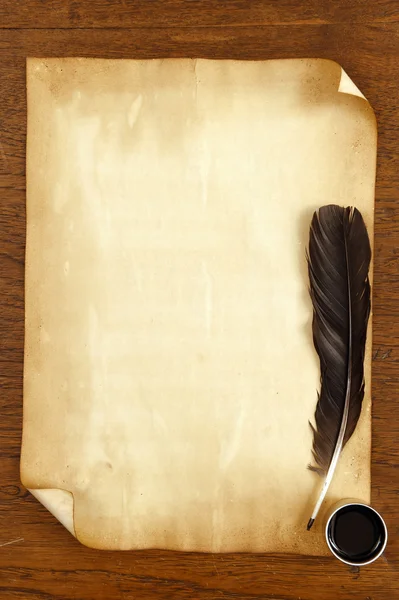 Papel velho sobre textura de madeira marrom com pena e tinta — Fotografia de Stock