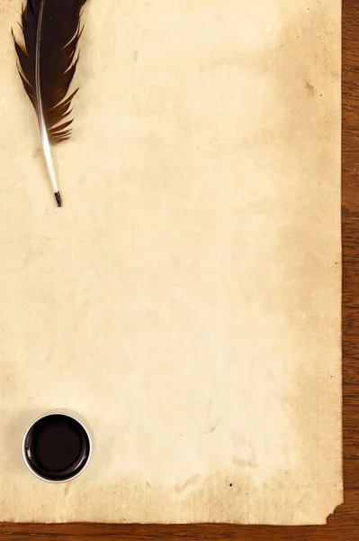 Eski kağıt üzerinde tüy ve mürekkep ile kahverengi ahşap doku — Stok fotoğraf