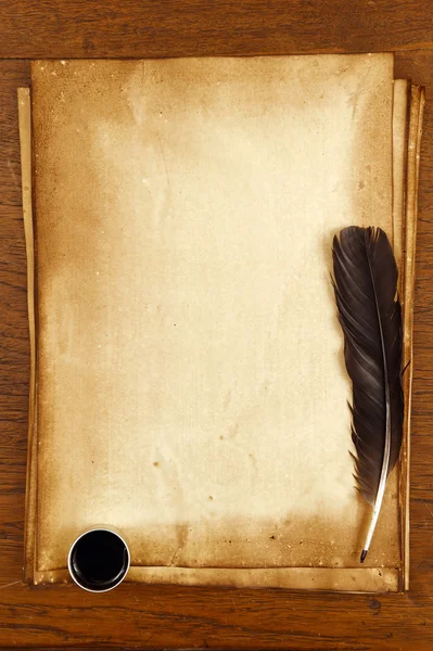 Eski kağıt üzerinde tüy ve mürekkep ile kahverengi ahşap doku — Stok fotoğraf