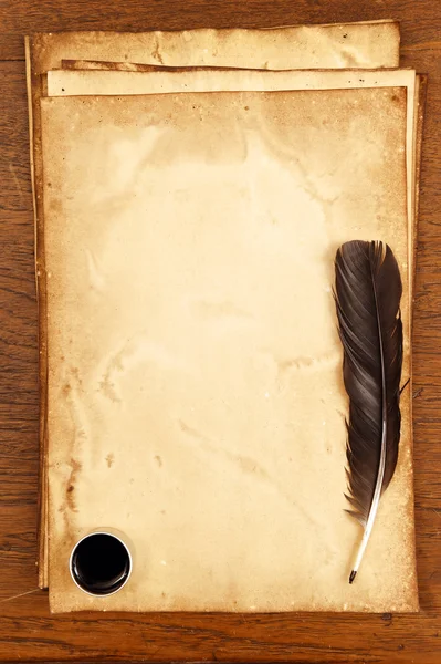 Stare księgi na brązowy drewno tekstury z pióro i atrament — Zdjęcie stockowe