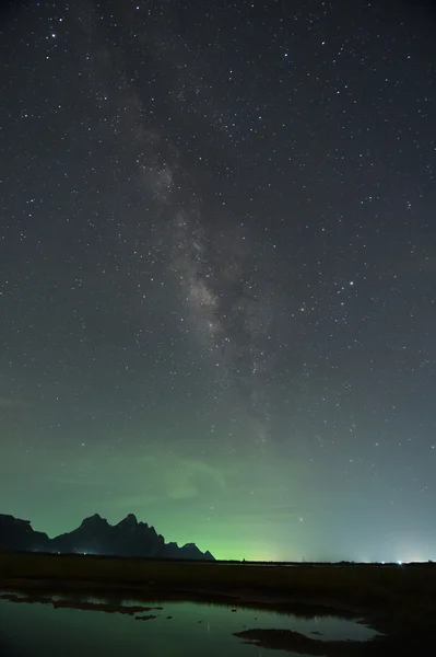 Estrelas do céu noturno com forma leitosa — Fotografia de Stock