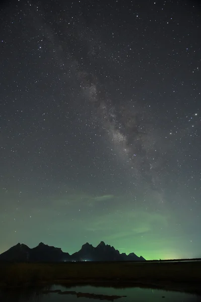 Estrelas do céu noturno com forma leitosa — Fotografia de Stock