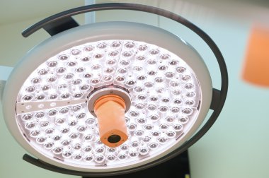 Ameliyat odasında cerrahi lambalar