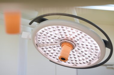 Ameliyat odasında cerrahi lambalar.