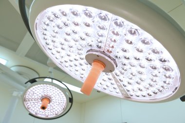 operasyon odasında iki ameliyat lambaları