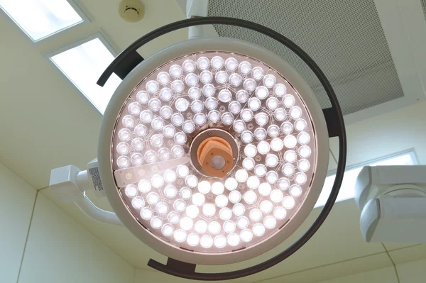 Lampy chirurgiczne na sali operacyjnej — Zdjęcie stockowe