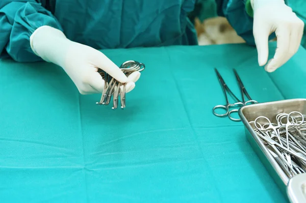 Детальный снимок стерилизованных хирургических инструментов — стоковое фото