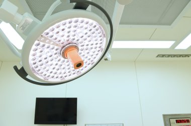Ameliyat odasında cerrahi lambalar