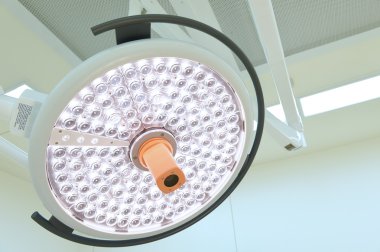 Ameliyat odasında cerrahi lambalar