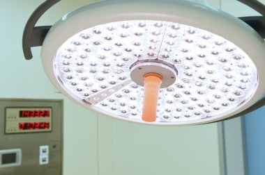 Ameliyat odasında cerrahi lambalar