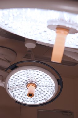 operasyon odasında iki ameliyat lambaları