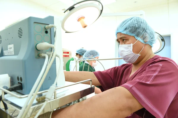 Asisten dokter hewan di ruang operasi — Stok Foto