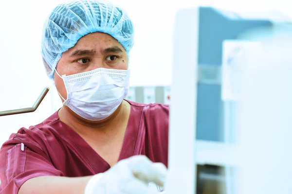 Assistente veterinário na sala de operações — Fotografia de Stock