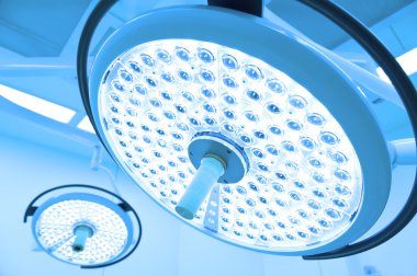 operasyon odasında iki ameliyat lambaları