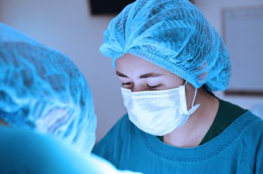 Ameliyathanede iki veteriner cerrah var.