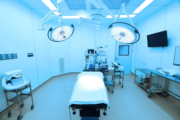Equipamentos e dispositivos médicos em sala de cirurgia moderna — Fotografia de Stock
