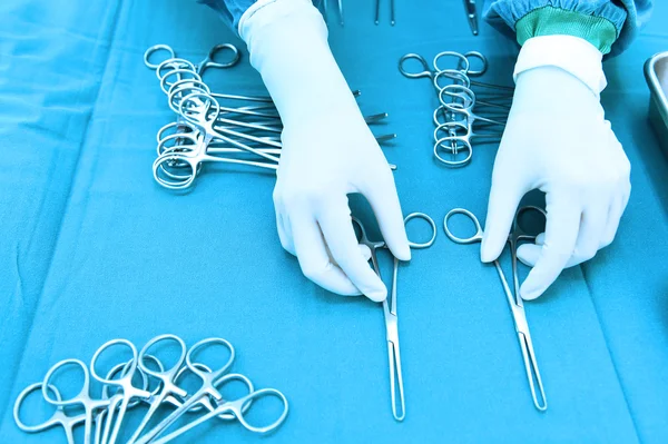 Detail shot dari instrumen bedah steralisasi dengan tangan meraih alat — Stok Foto