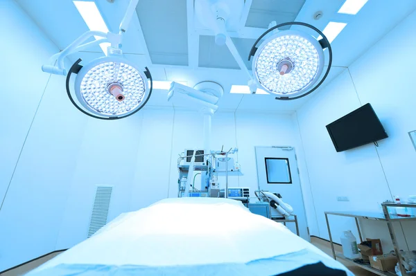 Geräte und medizinische Geräte im modernen Operationssaal — Stockfoto
