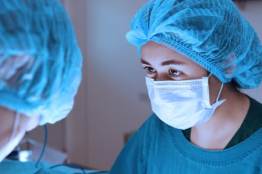 Ameliyathanede iki veteriner cerrah var.