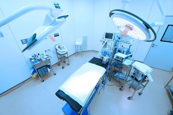 Equipment and medical devices in modern operating room — Stock Photo, Image