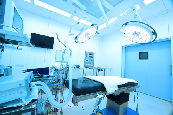 Equipment and medical devices in modern operating room — Stock Photo, Image