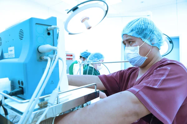 Assistente veterinário na sala de operações — Fotografia de Stock