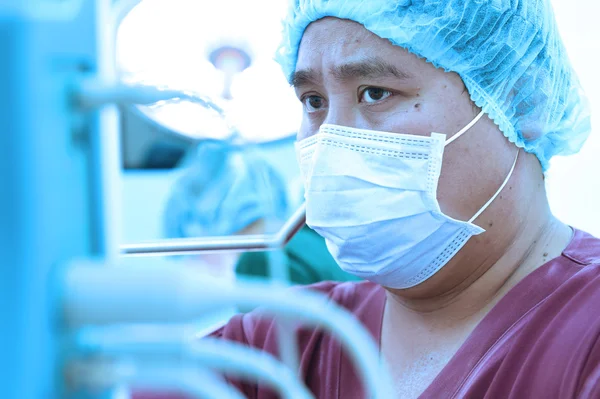 Asistente veterinario en quirófano — Foto de Stock