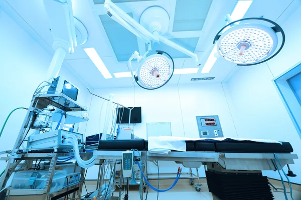 Equipment and medical devices in modern operating room — Stock Photo, Image