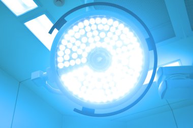 Ameliyat odasında cerrahi lambalar