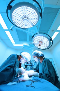 operasyon odasında iki ameliyat lambaları
