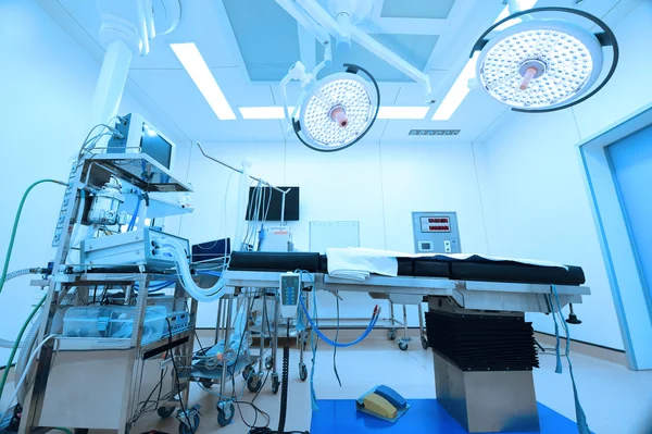 Equipment and medical devices in modern operating room — Stock Photo, Image