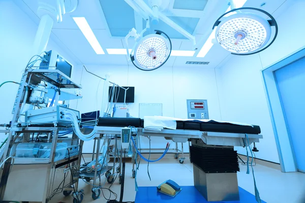 Equipment and medical devices in modern operating room — Stock Photo, Image