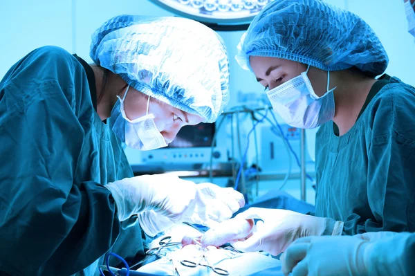 Duas lâmpadas cirúrgicas na sala de operação — Fotografia de Stock