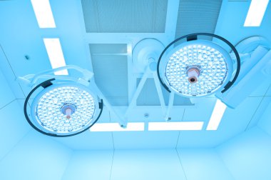 operasyon odasında iki ameliyat lambaları