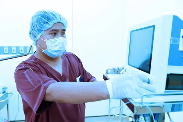 Dierenarts assistent in operatie kamer — Stockfoto