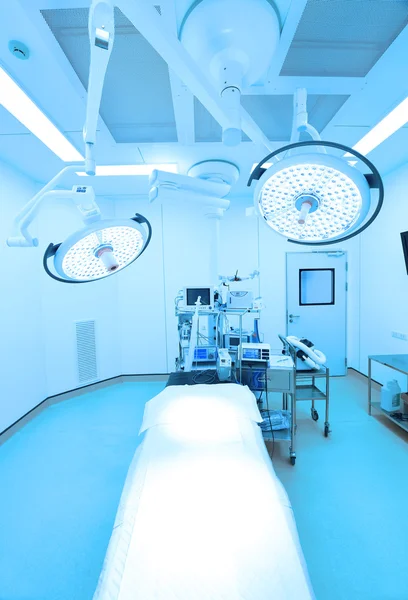 Apparatuur en medische hulpmiddelen in moderne operatiekamer — Stockfoto