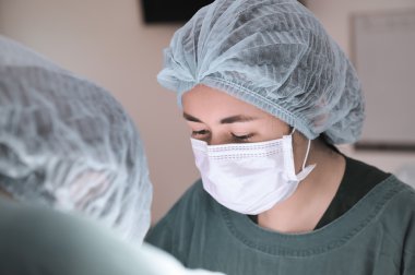 Ameliyathanede iki veteriner cerrah var.