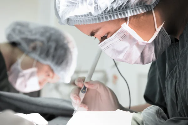 Two veterinarian surgeons in operating room — Stock Photo, Image