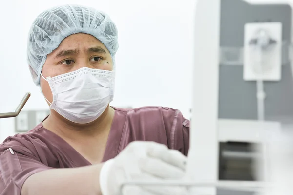 Asistente veterinario en quirófano — Foto de Stock