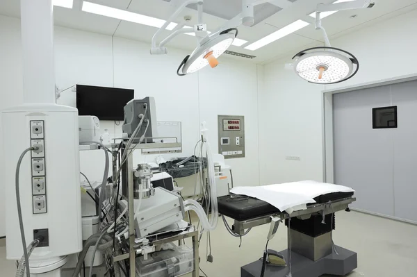 Обладнання та медичні прилади в сучасній операційній кімнаті — стокове фото