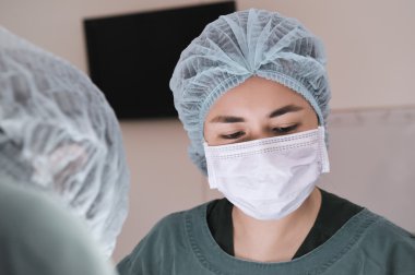 Ameliyathanede iki veteriner cerrah var.