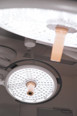 operasyon odasında iki ameliyat lambaları
