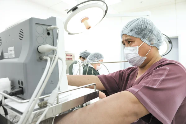 Assistente veterinário na sala de operações — Fotografia de Stock