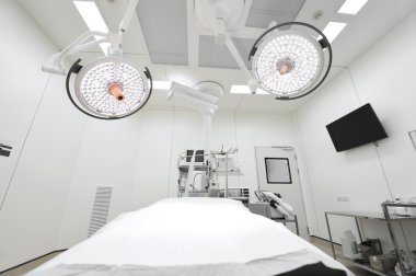Modern ameliyathanede ekipman ve tıbbi cihazlar