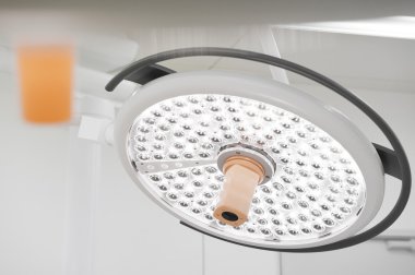 Ameliyat odasında cerrahi lambalar